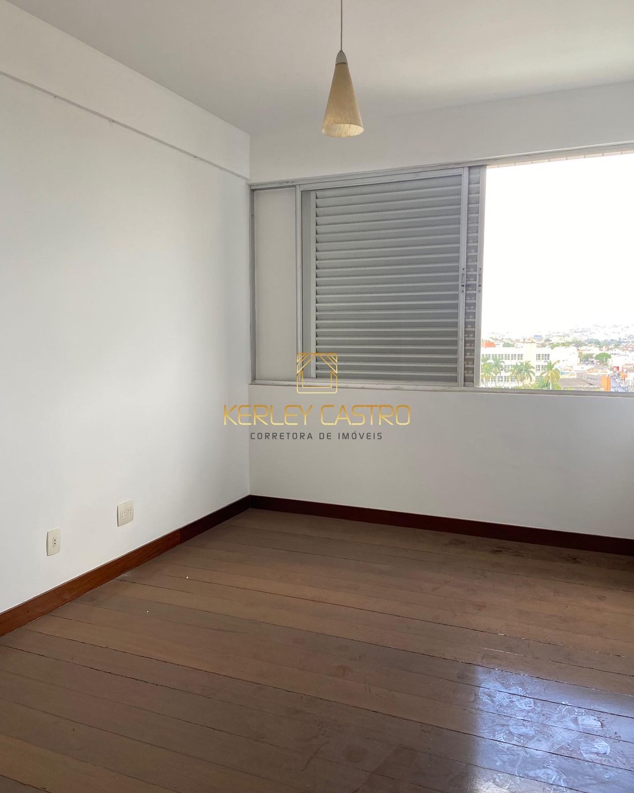 VENDO ESPAÇOSO APARTAMENTO DE QUATRO QUARTOS NO CENTRO DE SETE LAGOAS 